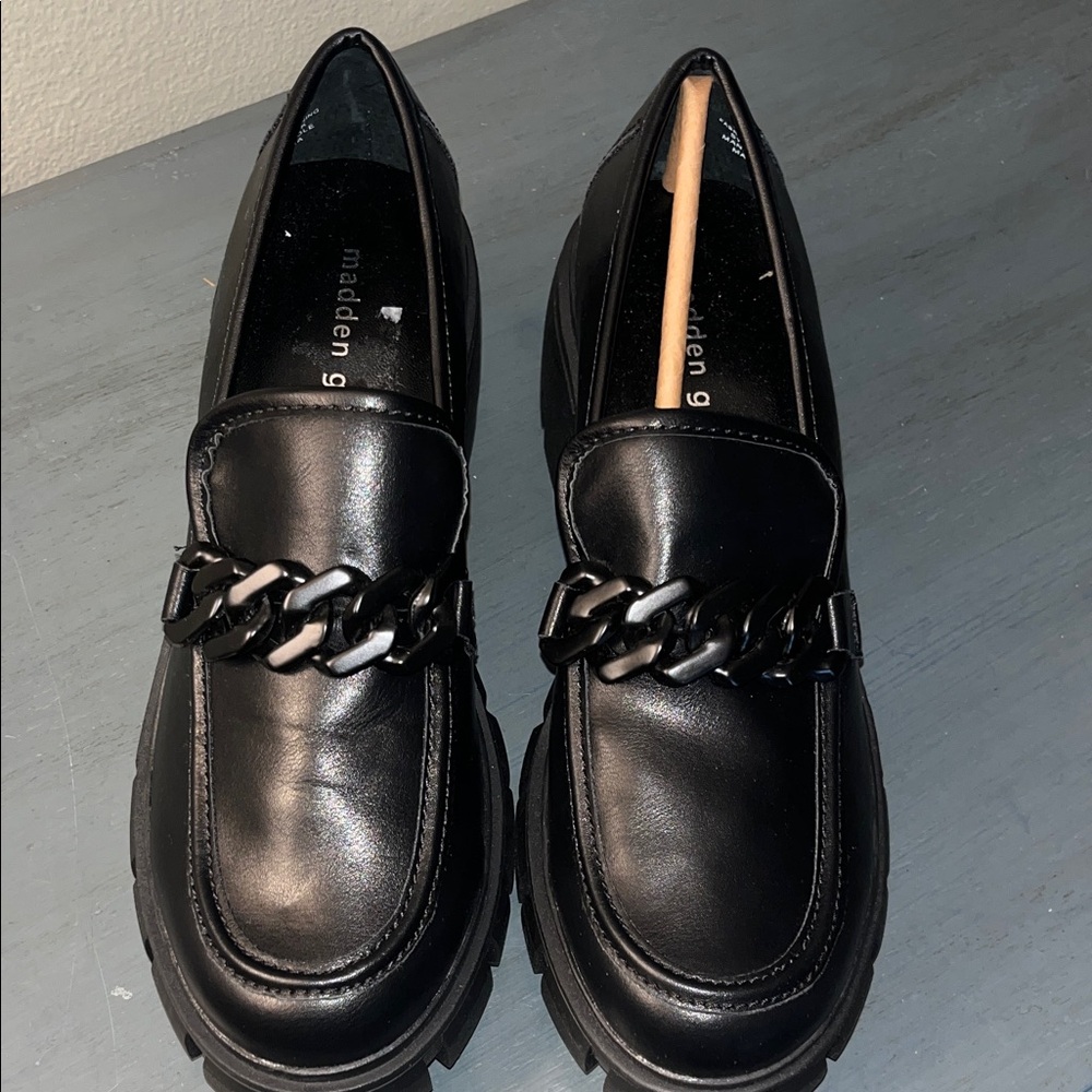 Madden Girl Hoxton Black Lug Loafers Slip-On Faux Leather Chain Detail sz 10 NWT